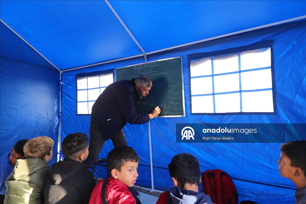 Gazze’de gönüllü öğretmenler kurdukları çadırlarda ders veriyor