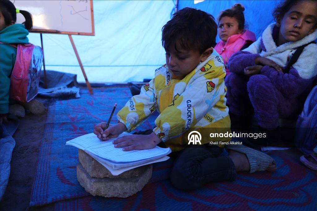 Gazze’de gönüllü öğretmenler kurdukları çadırlarda ders veriyor