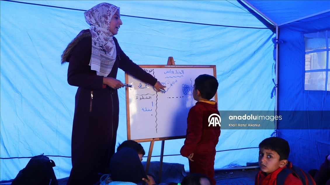 Gazze’de gönüllü öğretmenler kurdukları çadırlarda ders veriyor