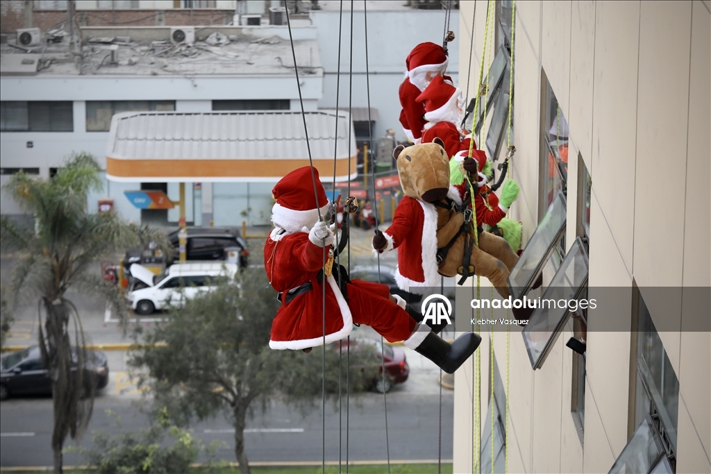 Noel karakterleri Lima'da çocuk hastanesini ziyaret etti