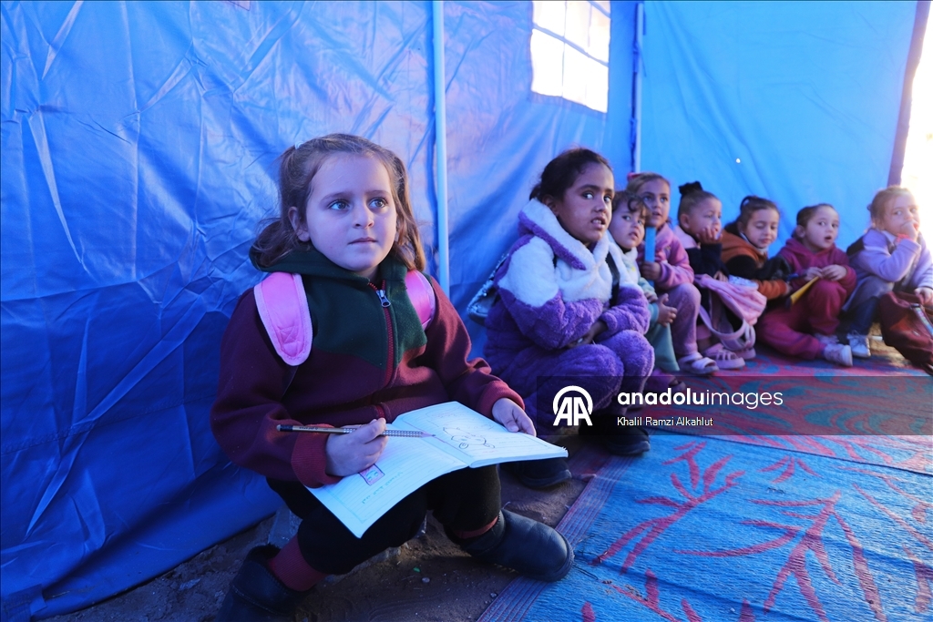 Gazze’de gönüllü öğretmenler kurdukları çadırlarda ders veriyor