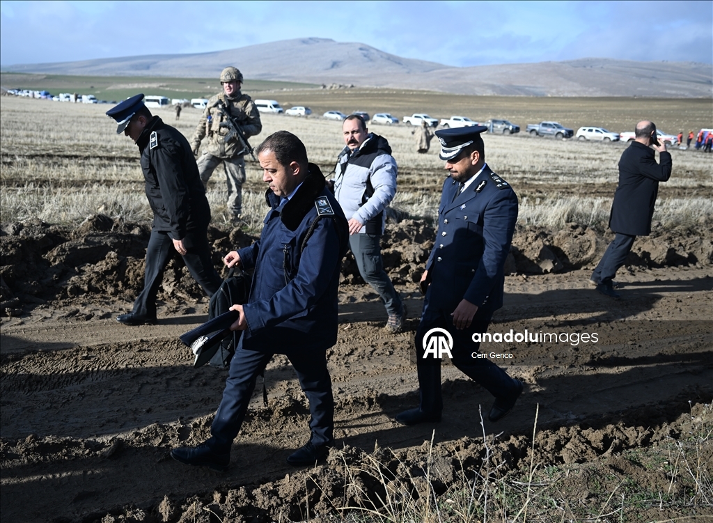 Ливийская военная делегация проводит осмотр обломков разбившегося самолета в Анкаре