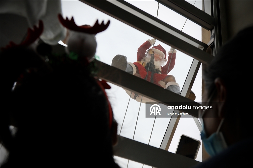 Noel karakterleri Lima'da çocuk hastanesini ziyaret etti