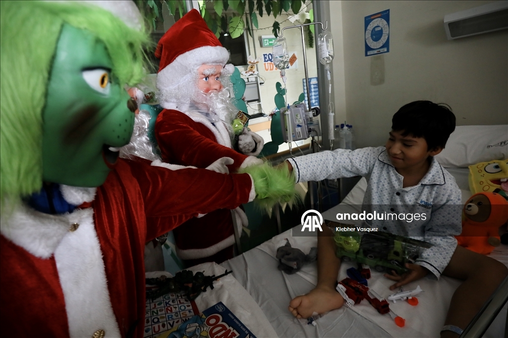 Noel karakterleri Lima'da çocuk hastanesini ziyaret etti