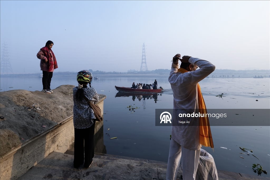 Delhi’de Yamuna Ghat’ta Gün Doğumu Ritüelleri