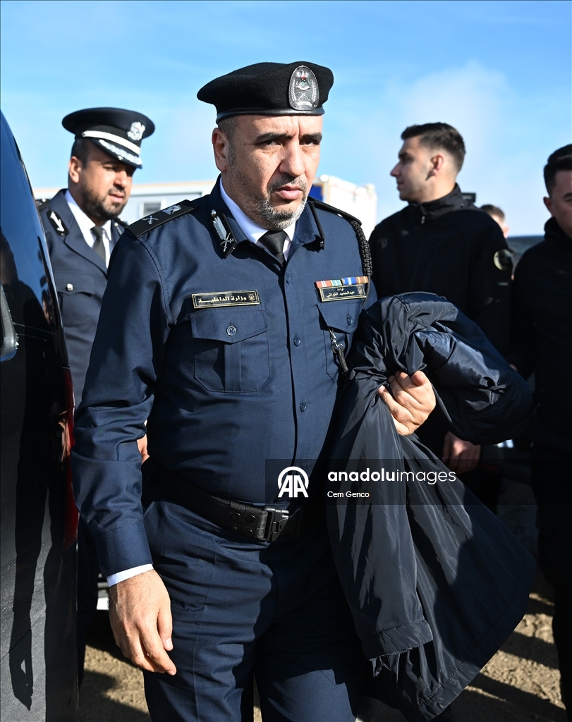 Ливийская военная делегация проводит осмотр обломков разбившегося самолета в Анкаре