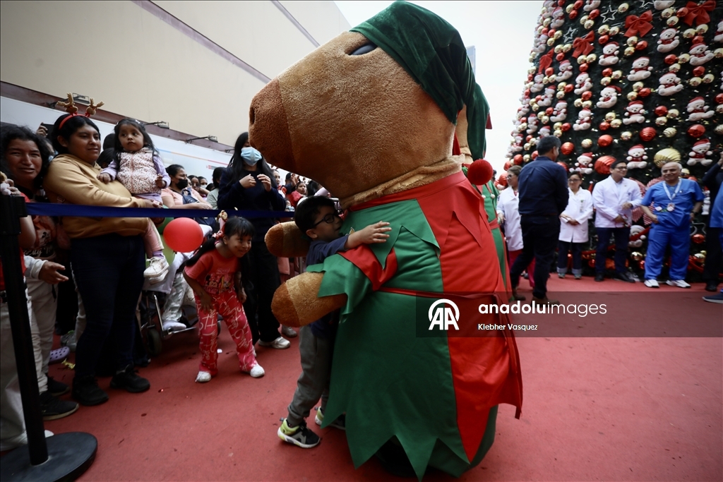 Noel karakterleri Lima'da çocuk hastanesini ziyaret etti