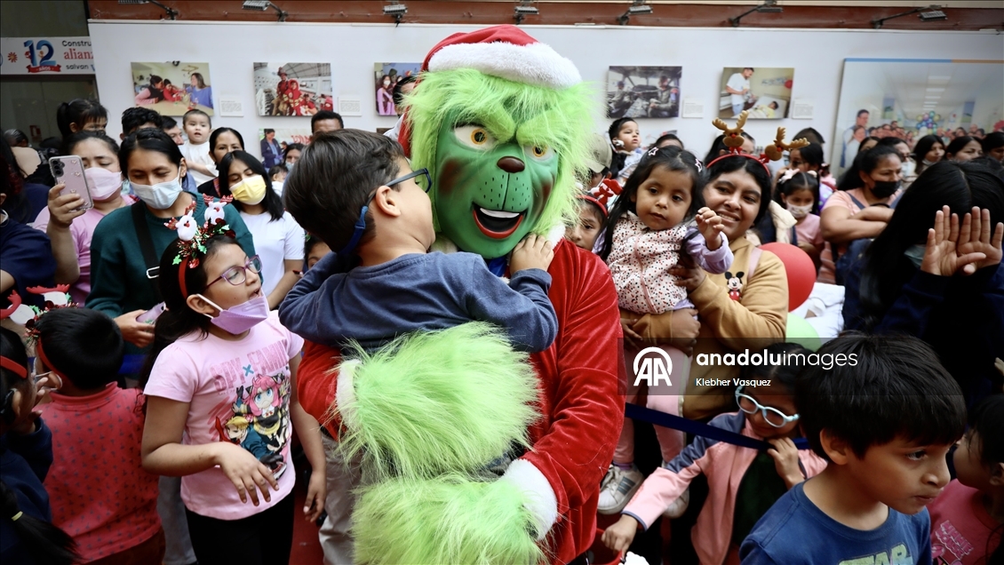 Noel karakterleri Lima'da çocuk hastanesini ziyaret etti