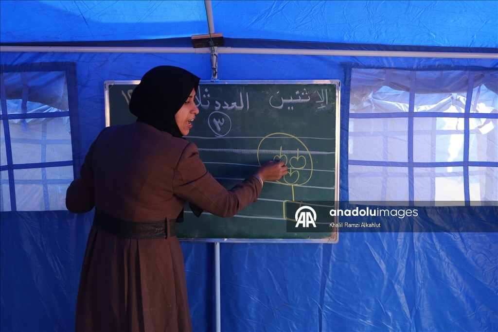 Gazze’de gönüllü öğretmenler kurdukları çadırlarda ders veriyor