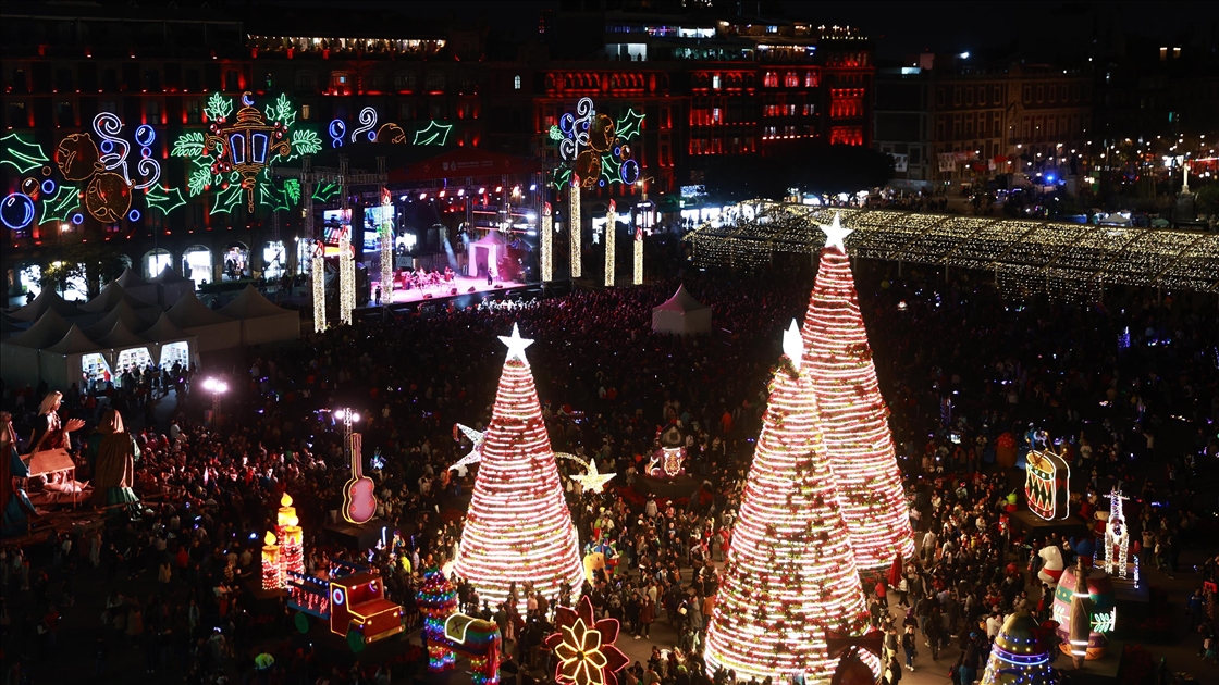 Meksiko’da Zocalo Meydanı’nda “Kış Işıkları” festivali düzenlendi