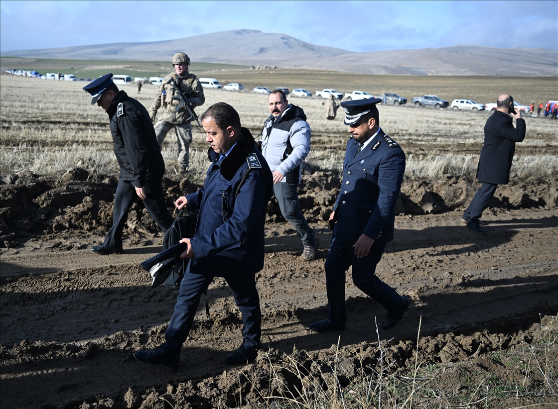 Ливийская военная делегация проводит осмотр обломков разбившегося самолета в Анкаре