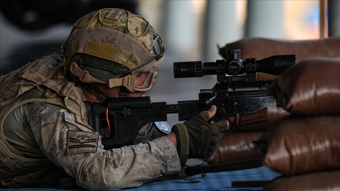 Jandarma komandolar, İzmir'de gerçekleştirilen "Savaşçı Yarışması"nda mücadele ediyor