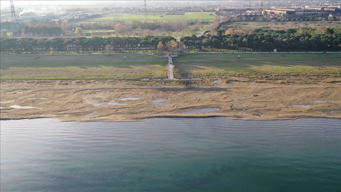 Türkiye'nin beşinci büyük gölündeki su çekilmesi her geçen gün artıyor