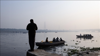 Delhi’deki Yamuna Ghat’ta gün doğumu ritüelleri