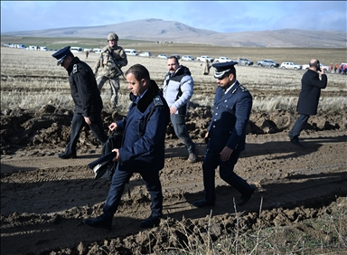 Ливийская военная делегация проводит осмотр обломков разбившегося самолета в Анкаре