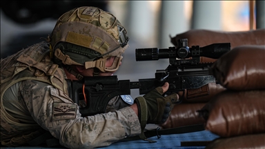 Jandarma komandolar, İzmir'de gerçekleştirilen "Savaşçı Yarışması"nda mücadele ediyor