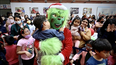 Noel karakterleri Lima'da çocuk hastanesini ziyaret etti