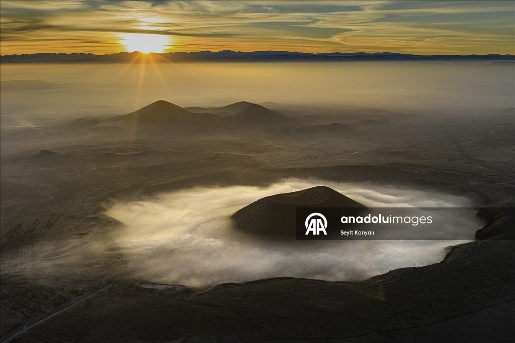 Meke Gölü sabah sisiyle kartpostallık görüntüler sundu