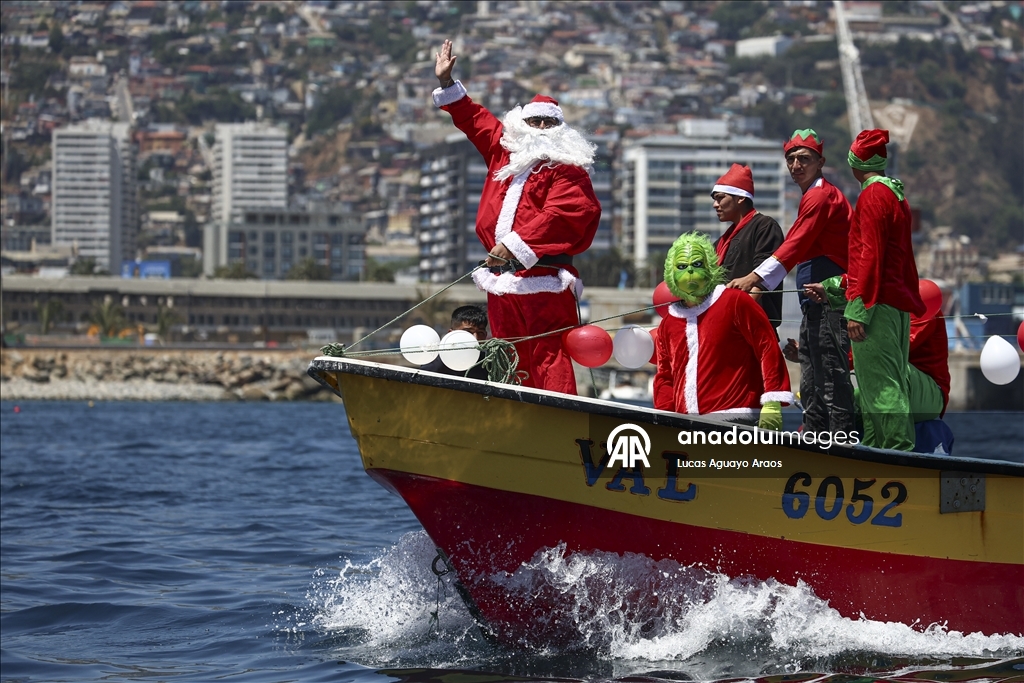 Şili’de Noel Baba kostümlü balıkçı vatandaşları selamladı