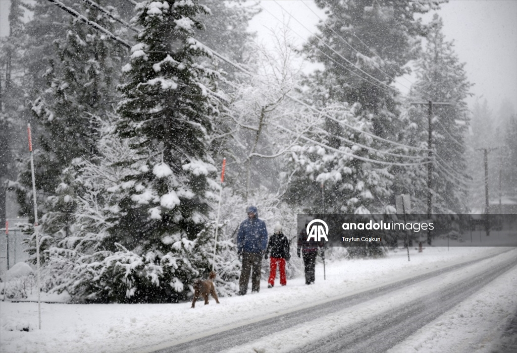 California'da kar yağışı etkili oldu