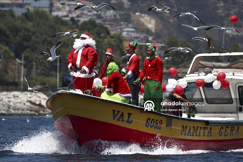 Şili’de Noel Baba kostümlü balıkçı vatandaşları selamladı