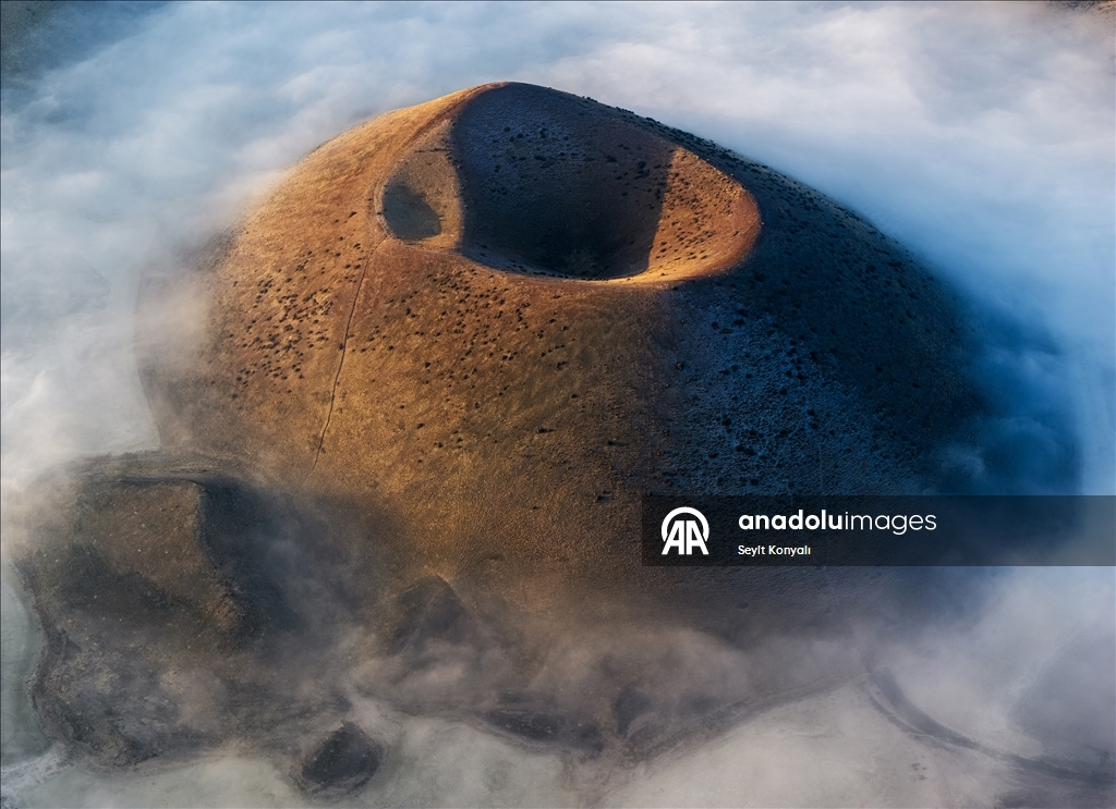 Meke Gölü sabah sisiyle kartpostallık görüntüler sundu