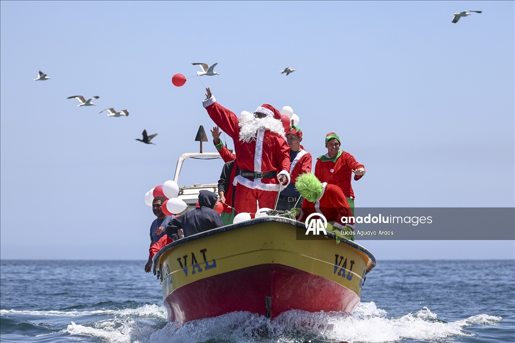 Şili’de Noel Baba kostümlü balıkçı vatandaşları selamladı
