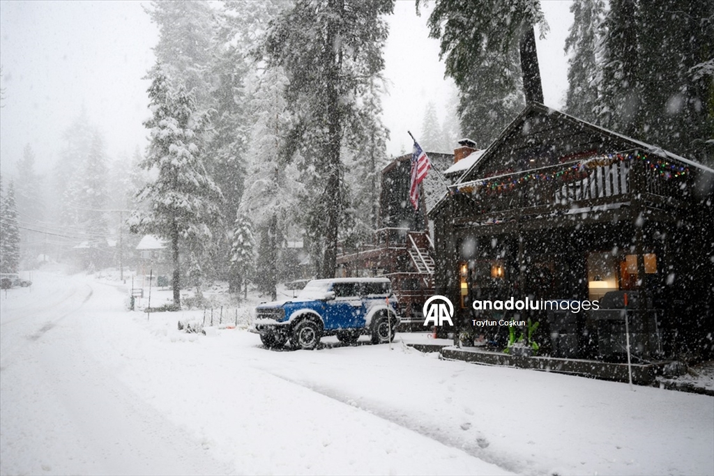 California'da kar yağışı etkili oldu