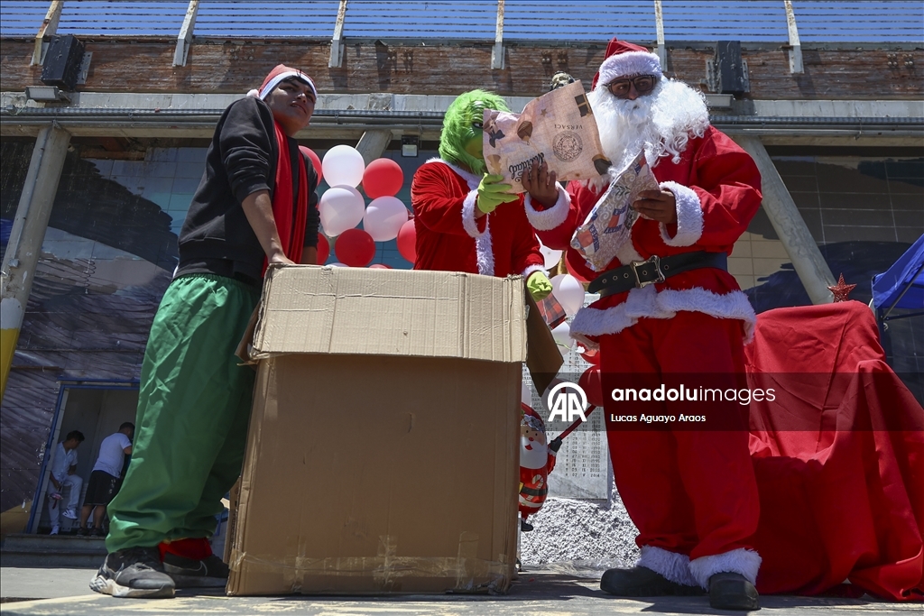 Şili’de Noel Baba kostümlü balıkçı vatandaşları selamladı