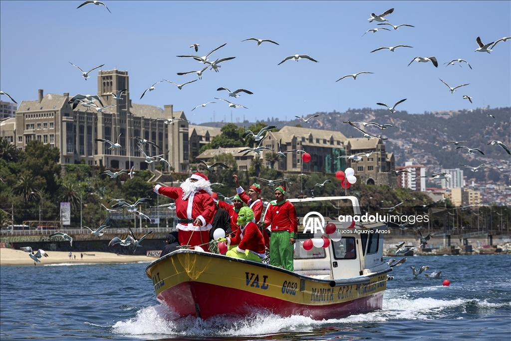Şili’de Noel Baba kostümlü balıkçı vatandaşları selamladı