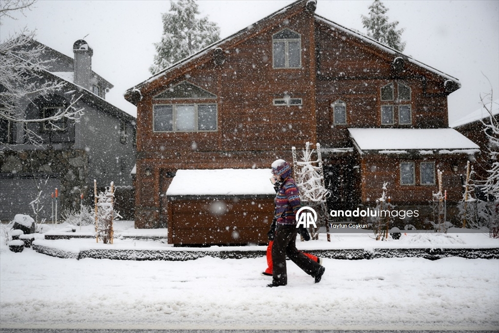 California'da kar yağışı etkili oldu