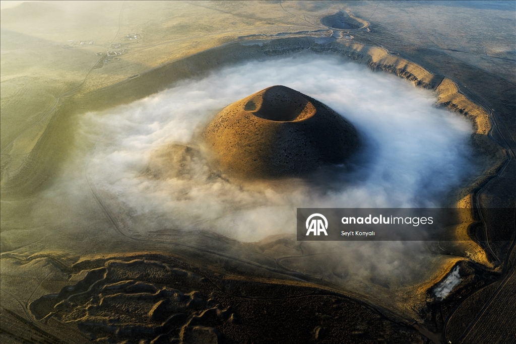 Meke Gölü sabah sisiyle kartpostallık görüntüler sundu