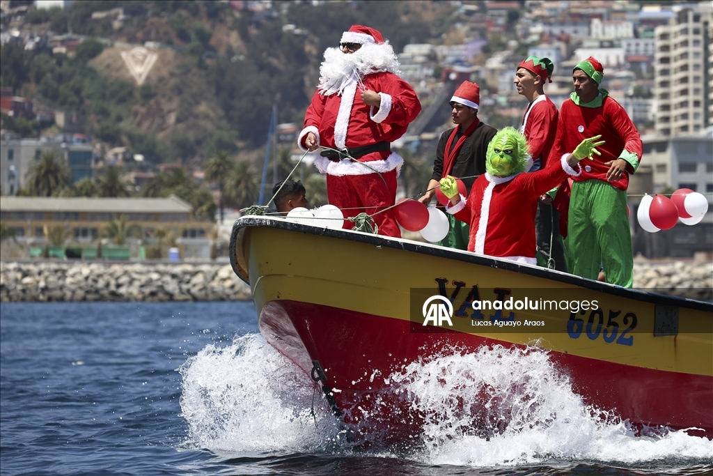 Şili’de Noel Baba kostümlü balıkçı vatandaşları selamladı
