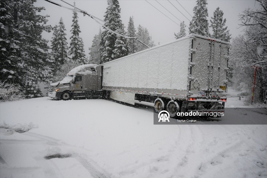 California'da kar yağışı etkili oldu