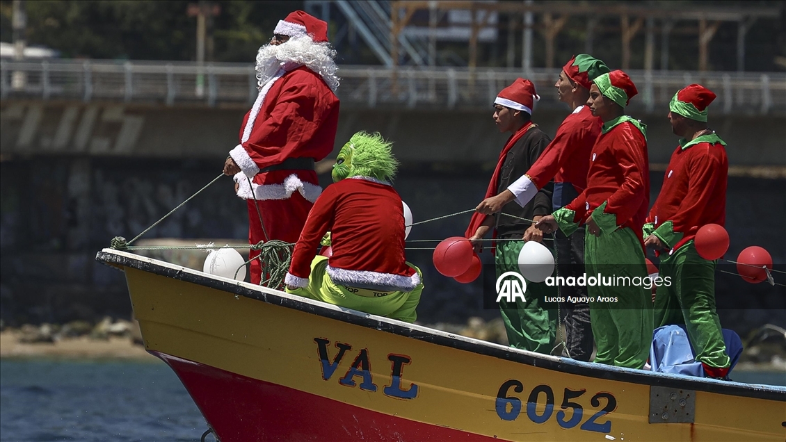 Şili’de Noel Baba kostümlü balıkçı vatandaşları selamladı