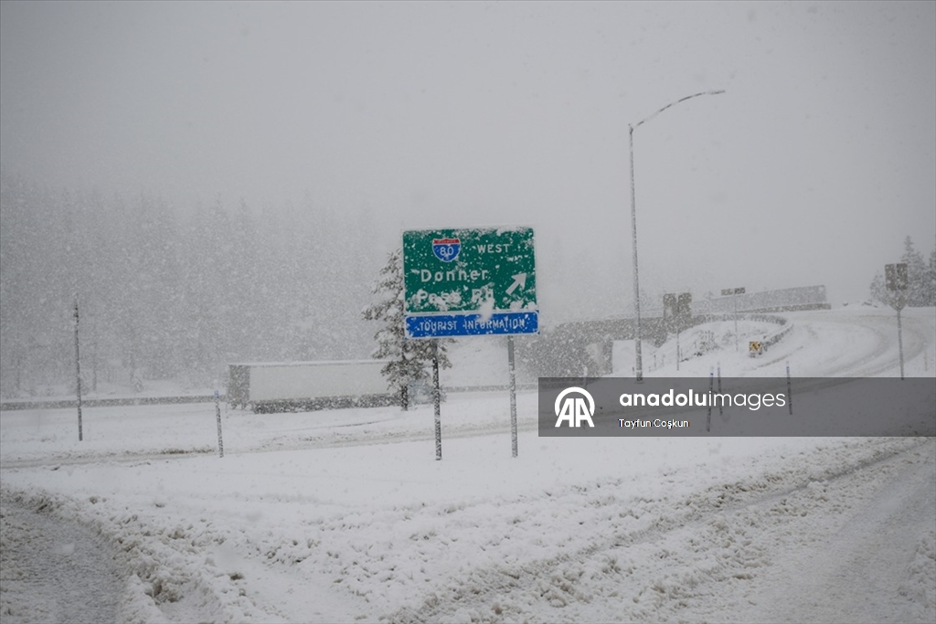 California'da kar yağışı etkili oldu