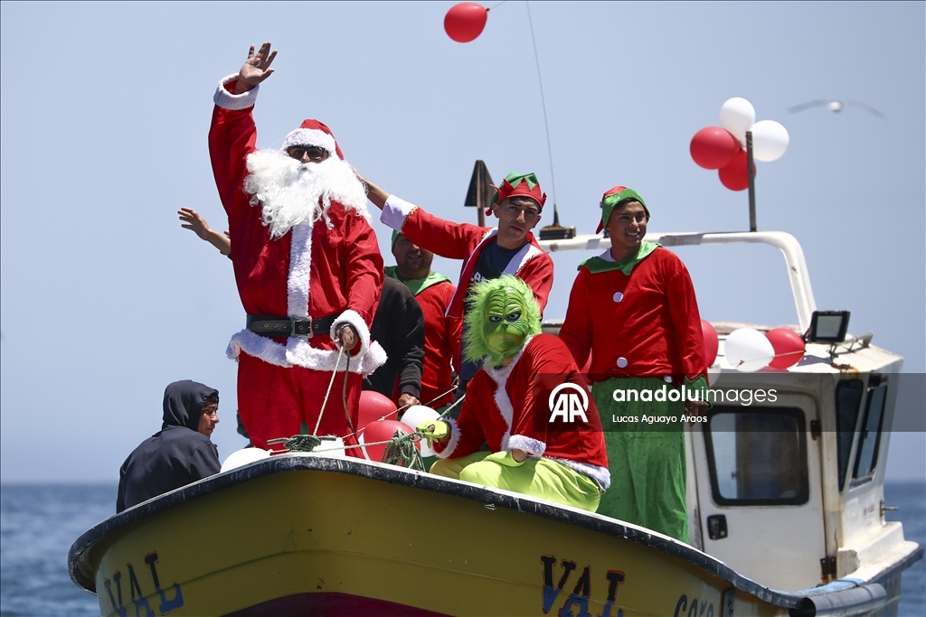 Şili’de Noel Baba kostümlü balıkçı vatandaşları selamladı