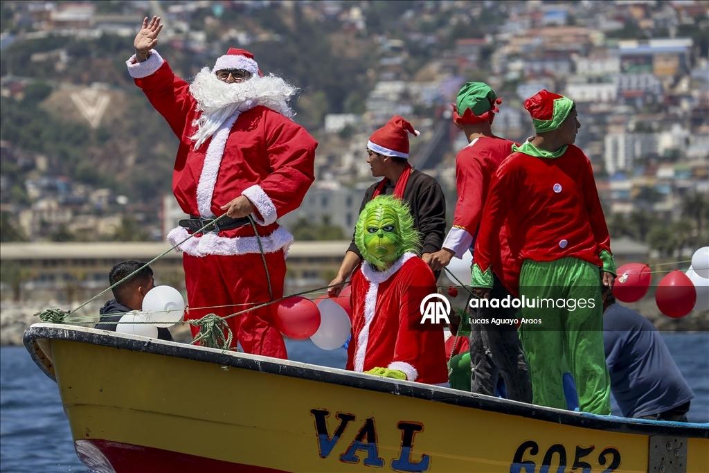 Şili’de Noel Baba kostümlü balıkçı vatandaşları selamladı