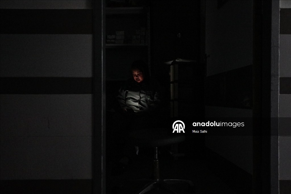 Gazze'deki El-Avde Hastanesinde, jeneratör ve yakıt sıkıntısı hastaların hayatını tehdit ediyor