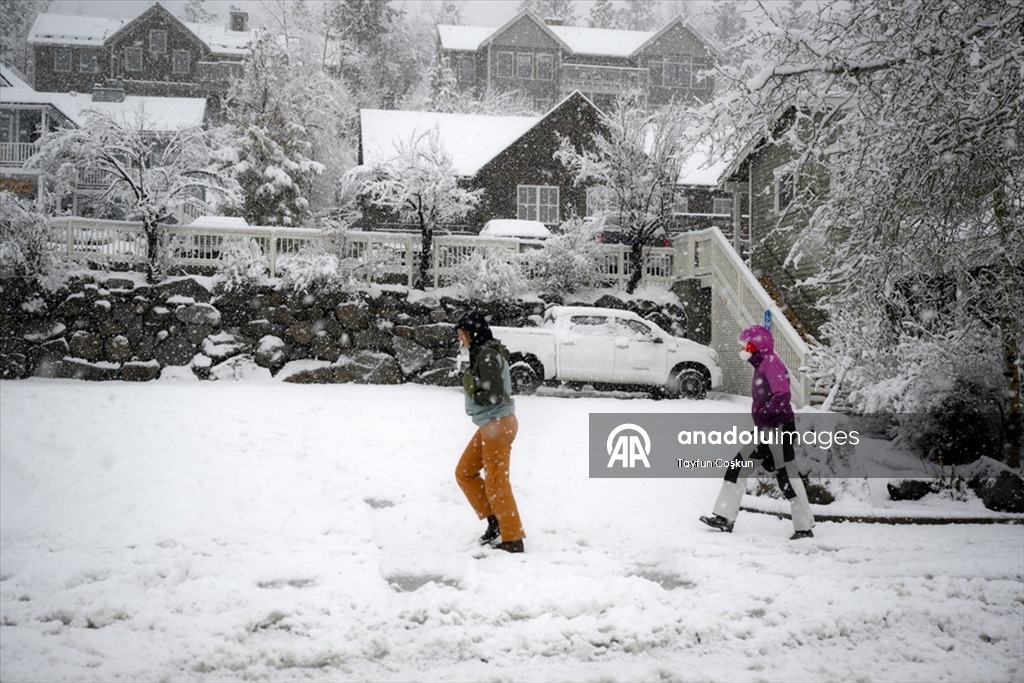 California'da kar yağışı etkili oldu