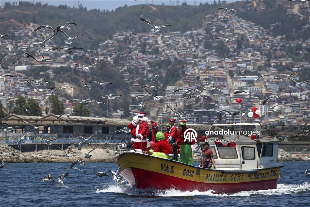 Şili’de Noel Baba kostümlü balıkçı vatandaşları selamladı