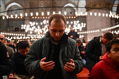 مساجد إسطنبول تحيي "ليلة الرغائب"