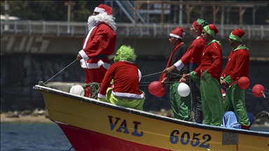 Şili’de Noel Baba kostümlü balıkçı vatandaşları selamladı