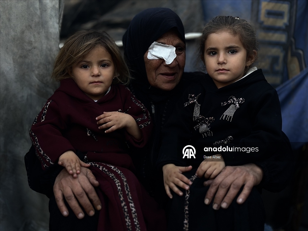 Han Yunus’ta çadırda yaşam mücadelesi veren Um Fadi, ailesiz çocuklara sahip çıkıyor