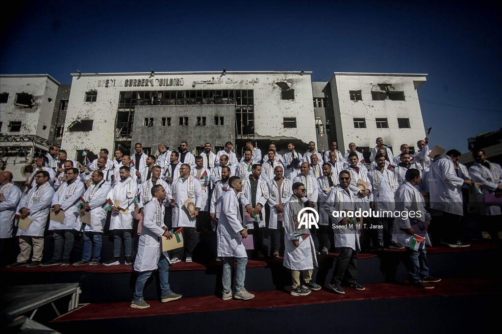 مدينة غزة.. حفل تخرج 168 طبيبًا فلسطينيا بمجمع الشفاء "المدمّر"