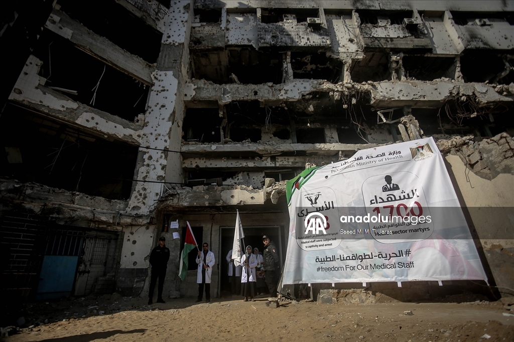 مدينة غزة.. حفل تخرج 168 طبيبًا فلسطينيا بمجمع الشفاء "المدمّر"