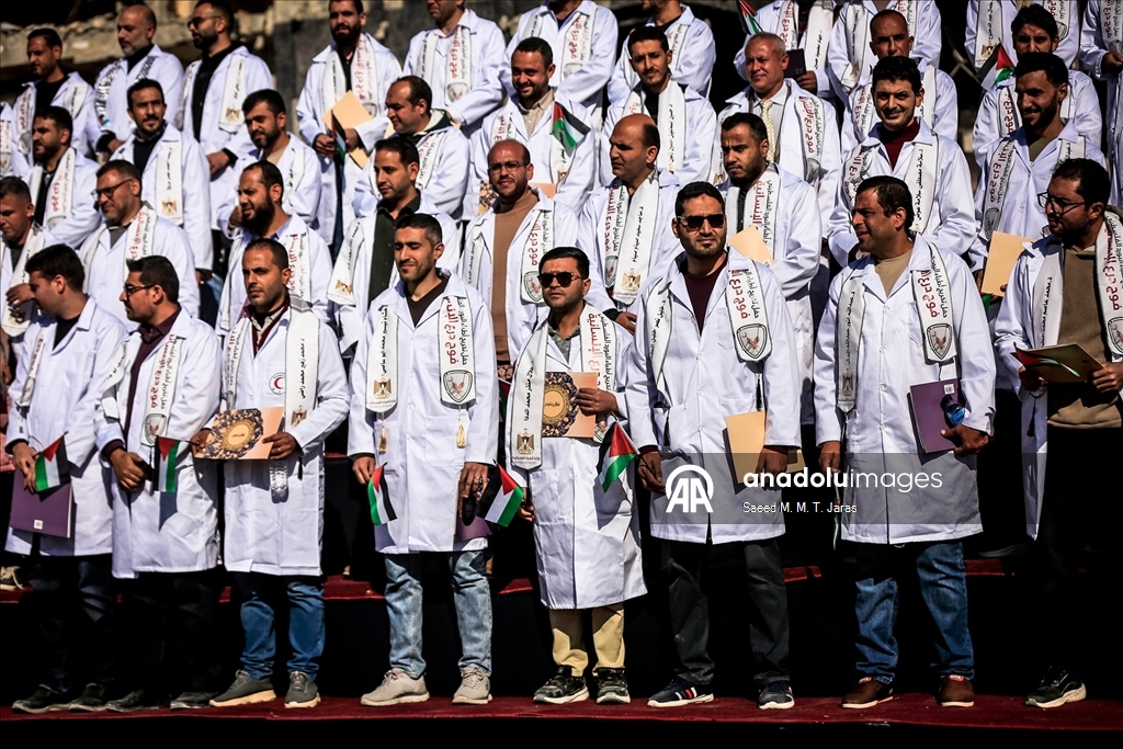 مدينة غزة.. حفل تخرج 168 طبيبًا فلسطينيا بمجمع الشفاء "المدمّر"