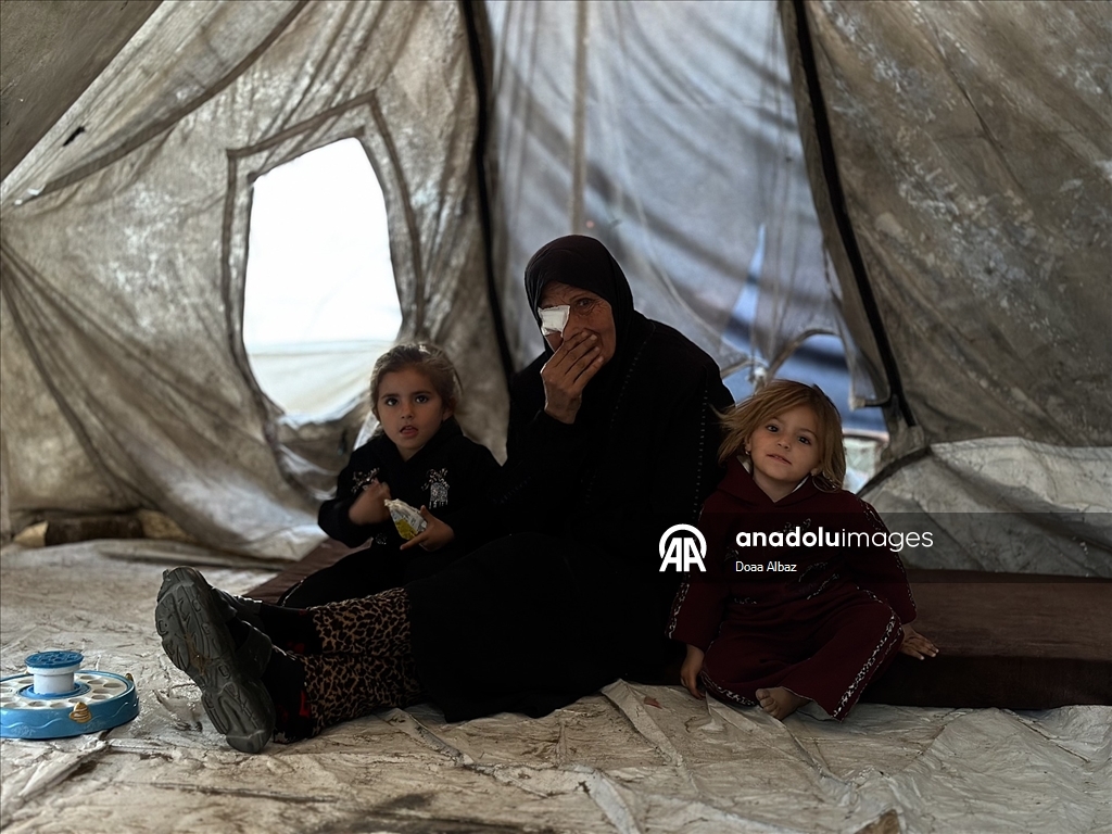 Han Yunus’ta çadırda yaşam mücadelesi veren Um Fadi, ailesiz çocuklara sahip çıkıyor