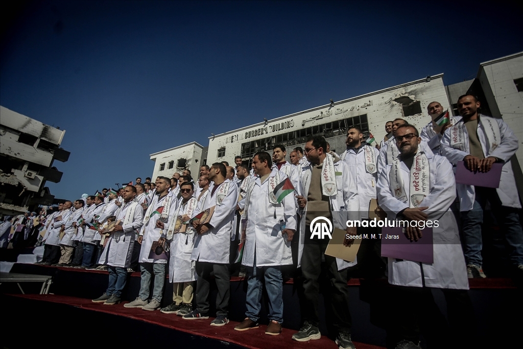 مدينة غزة.. حفل تخرج 168 طبيبًا فلسطينيا بمجمع الشفاء "المدمّر"