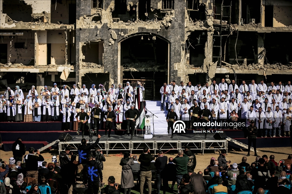 مدينة غزة.. حفل تخرج 168 طبيبًا فلسطينيا بمجمع الشفاء "المدمّر"